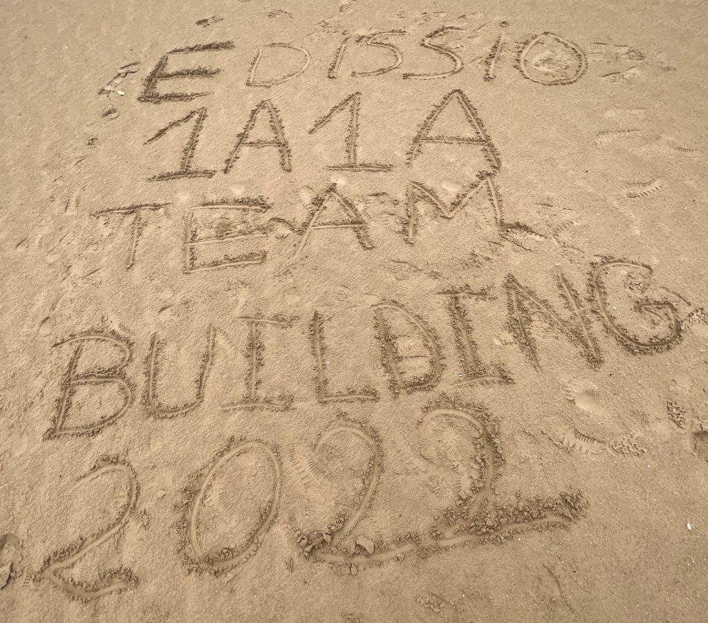 "Edissio 1A1A TEAM BUILDING 2022" inscrit dans le sable