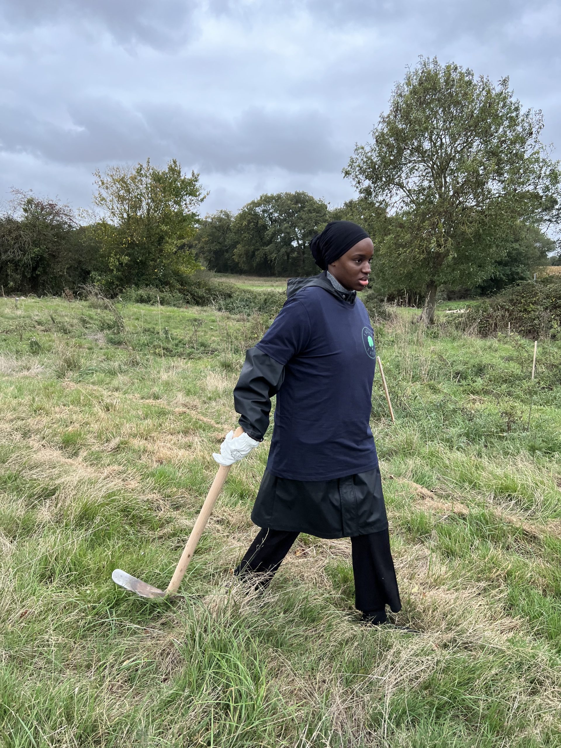 Océanne déplace sa pioche forestière pour aller planter un arbre