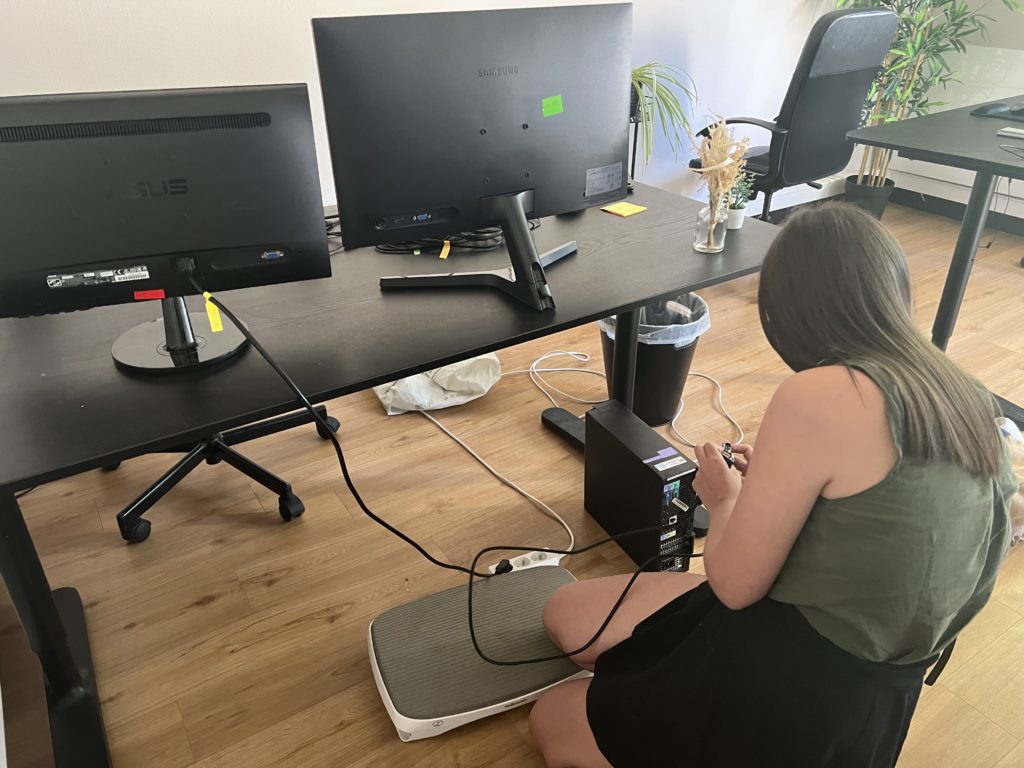 Alexandra installe son matériel informatique en revenant à l'agence