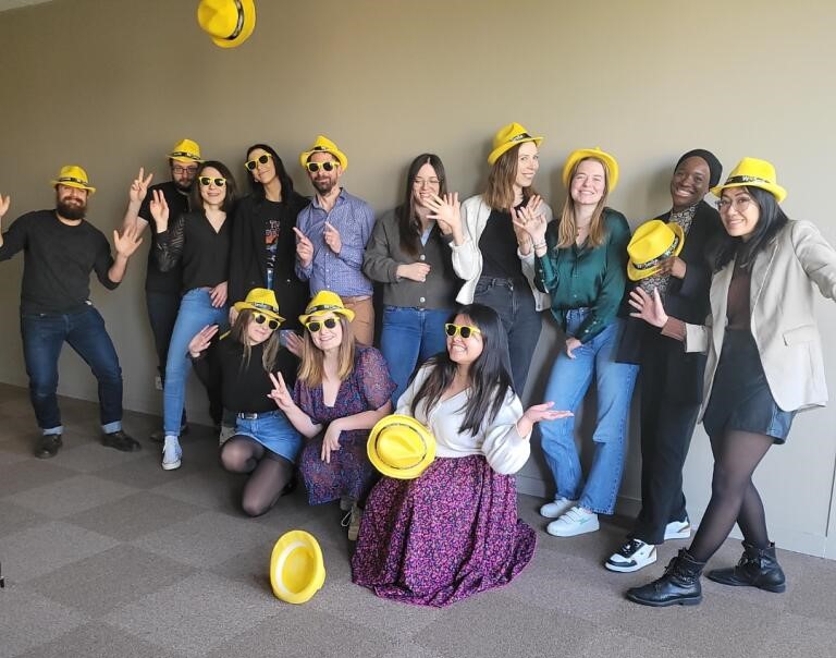 Equipe d'EDISSIO souriante avec lancé de chapeaux WiiSmile